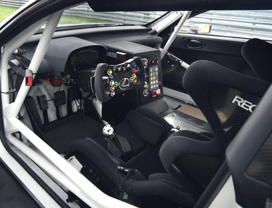 Интерьер Lexus RC F GT3 2017 года  (фото 8 из 39)